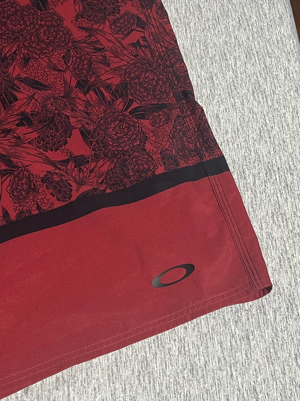 Oakley Men’s Black & Red Floral Swim Board Shorts - Picture 3 of 13